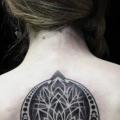 Rücken Dotwork tattoo von Ivan Hack