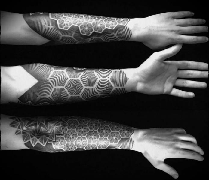 Tatuaggio Braccio Dotwork di Ivan Hack