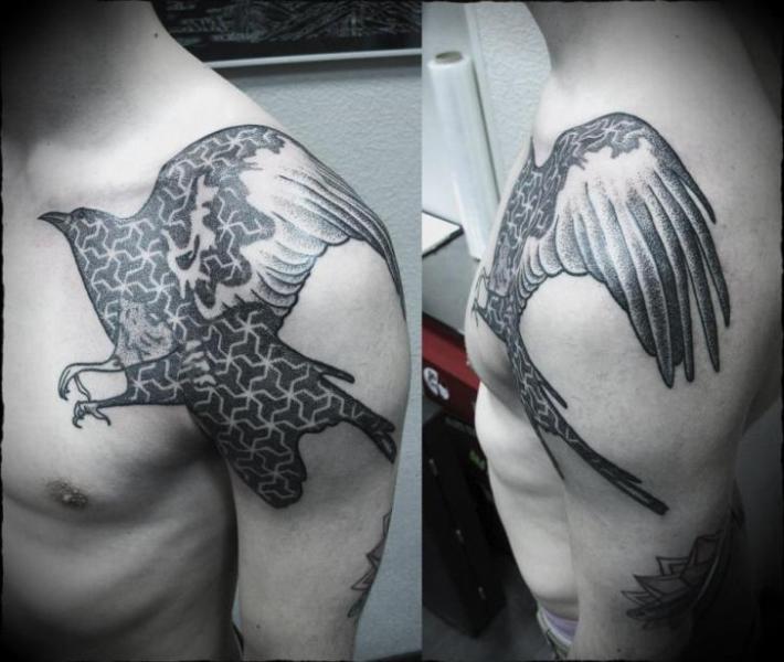 Tatuaje Hombro Dotwork Pájaro por Ivan Hack