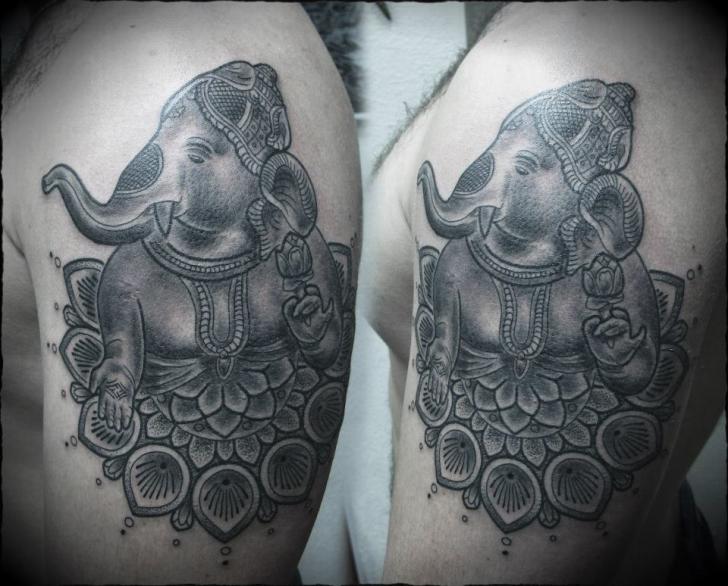 Tatuaggio Spalla Religiosi Dotwork di Ivan Hack