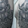tatuaje Hombro Religioso Dotwork por Ivan Hack