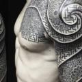 tatuaje Hombro Dotwork Espiral por Ivan Hack