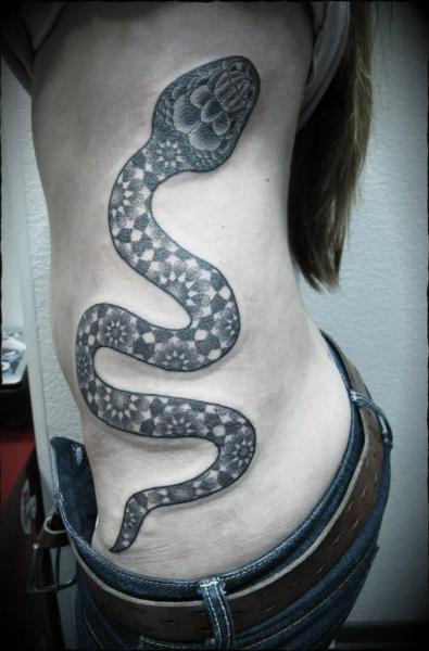Tatuaż Wąż Bok Dotwork przez Ivan Hack