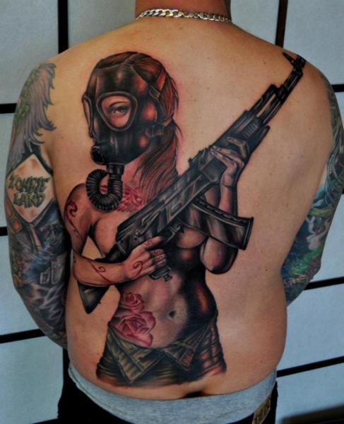 Tatuaje Mujer Espalda Pistola Gas Máscara por Benjamin Laukis