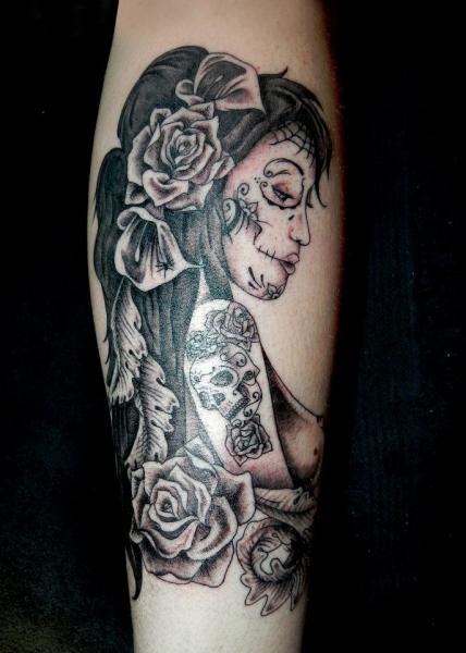 Tatuaje Brazo Cráneo Mexicano Mujer por Dingo Tattoo
