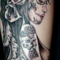 tatuaje Brazo Cráneo mexicano Mujer por Dingo Tattoo