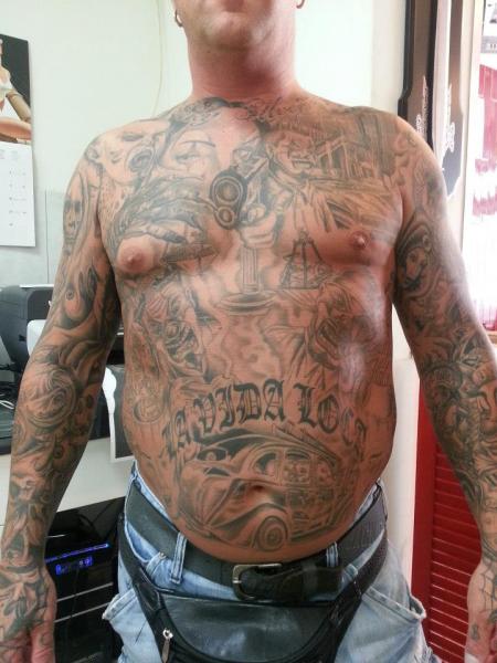 Schulter Arm Brust Bauch Tattoo von Dingo Tattoo