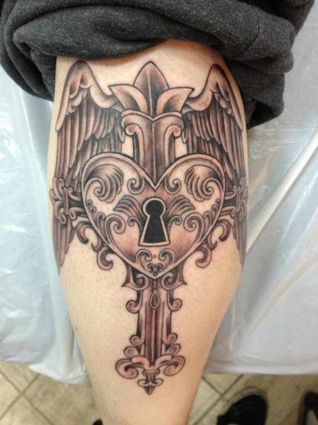 Tatuagem Coração Perna Asas por Dingo Tattoo