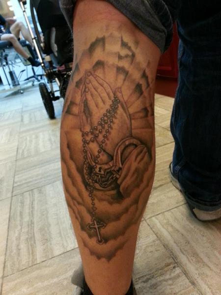 Tatuaż Noga Ręce Złożone Do Modlitwy Dłonie Religijny przez Dingo Tattoo