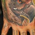 tatuaggio New School Mano Avvoltoio di Victor Chil