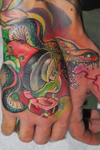 Tatuaggio Serpente Mano di Victor Chil