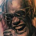 tatuaje Hombro Realista Ray Charles por Radical Ink