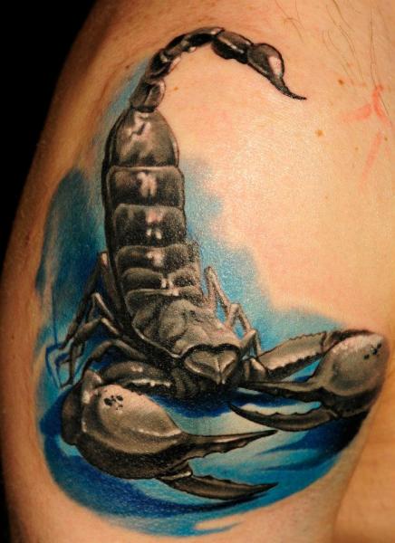 Tatuaje Hombro Realista Escorpión por Radical Ink