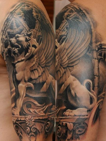 Tatuaggio Spalla Realistici Leone Statua di Radical Ink