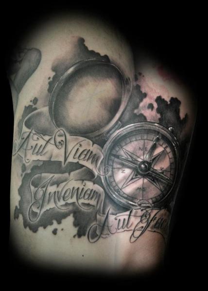 Tatuaje Brazo Realista Letras Brújula por Triple Six Studios