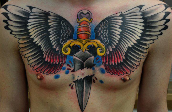 Tatuaż Klatka Piersiowa Sztylet Skrzydła przez Triple Six Studios