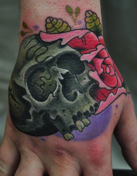 Tatuaje New School Flor Cráneo Mano por Triple Six Studios