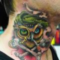 tatuaje New School Cráneo Cuello Hueso por Triple Six Studios