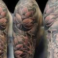 tatuaje Hombro Flor Japoneses por Triple Six Studios