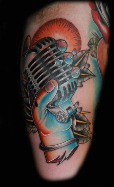 Tatuaje Brazo New School Micrófono por Fatink Tattoo