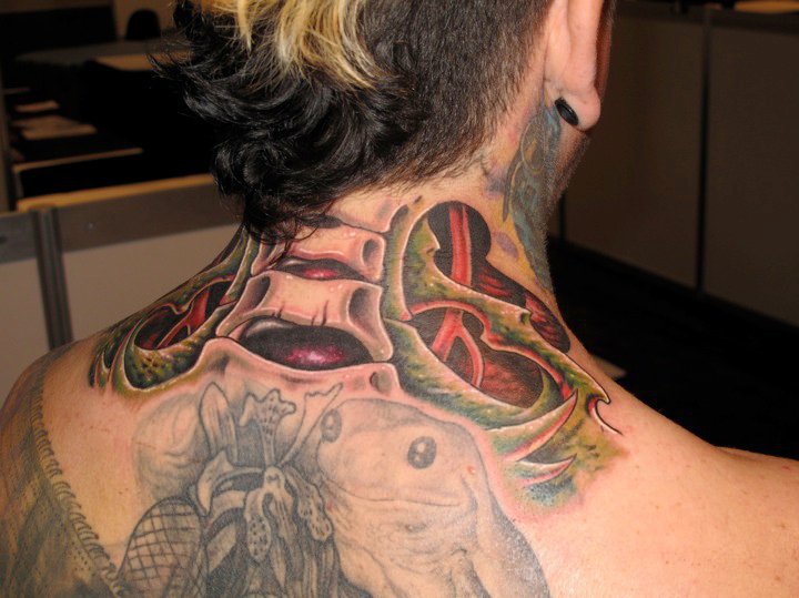 Tatouage Biomécanique Cou Os par Fatink Tattoo