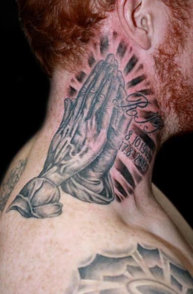 Tatouage Mains Jointes Religieux Cou par Fatink Tattoo