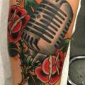 Arm New School Blumen Mikrofon tattoo von Power Tattoo Company