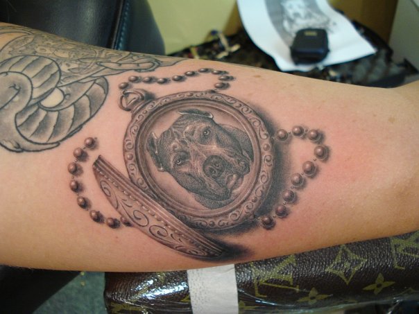 Arm Realistische Hund Medallion 3d Tattoo von Power Tattoo Company