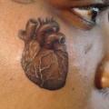 Realistische Herz Gesichts tattoo von Power Tattoo Company