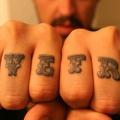 tatuaggio Dita Scritte Caratteri di Power Tattoo Company