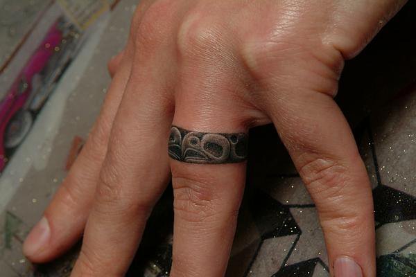 Finger Ring Tattoo von Power Tattoo Company