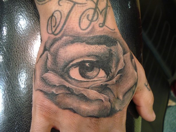 Tatuaż Kwiat Dłoń Oko przez Power Tattoo Company
