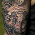 Schulter Realistische Uhr tattoo von Victor Portugal
