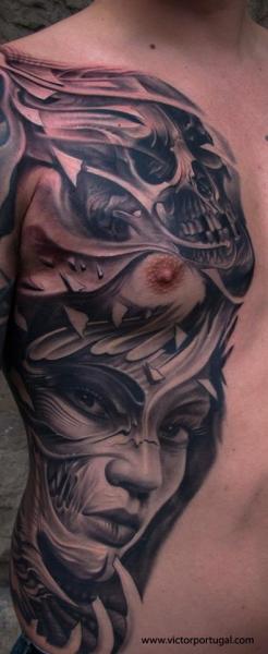 Tatuaje Pecho Lado Cráneo Mujer por Victor Portugal