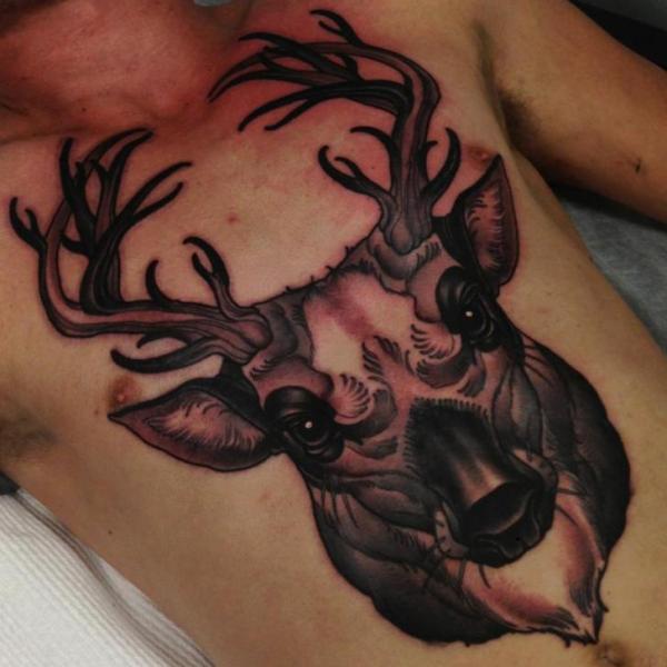 Tatuaggio Petto Pancia Cervo di Emily Rose Murray