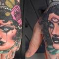tatuaggio New School Mano Gypsy di Emily Rose Murray