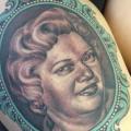 tatuaje Retrato Realista Medallón Muslo por Emily Rose Murray
