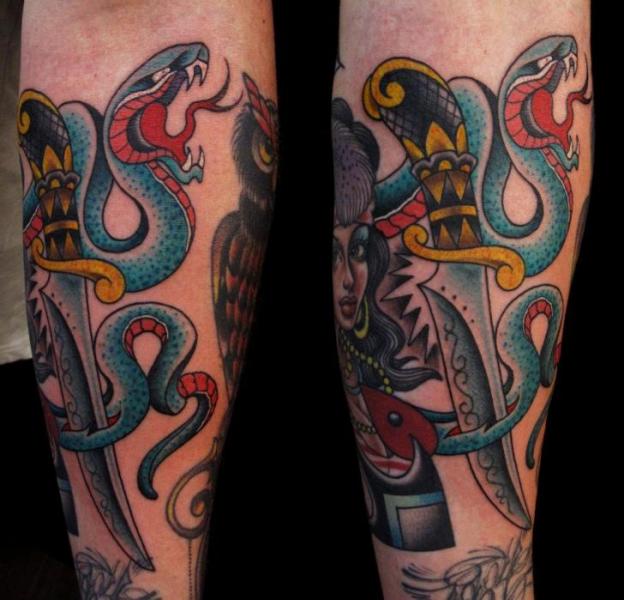 Tatuaje Brazo New School Serpiente Daga por Salt Water Tattoo