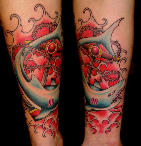 Tatuaje Brazo New School Ancla Tiburón por Salt Water Tattoo