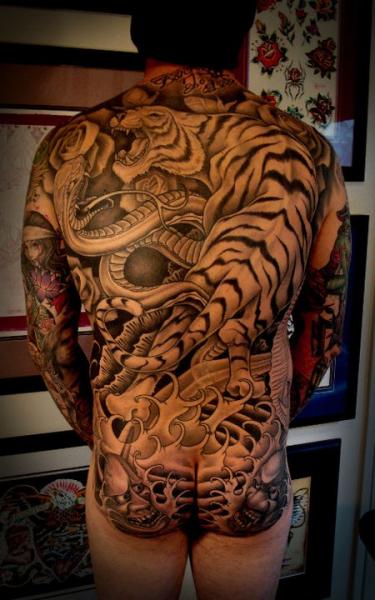 Tatouage Japonais Retour Tigre Cible par Salt Water Tattoo