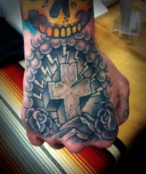 Tatuaż Dłoń Krzyż przez Salt Water Tattoo