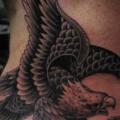 tatuaje Old School Águila Cuello por Salt Water Tattoo