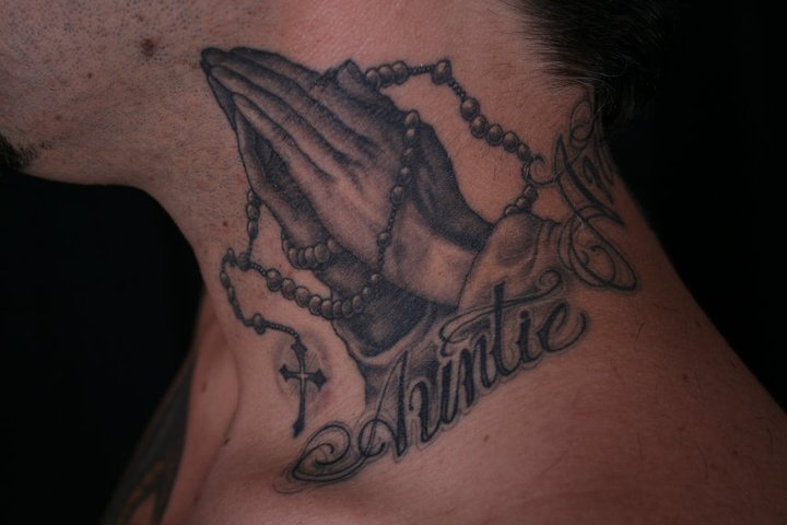 Tatuaggio Mani In Preghiera Religiosi Collo di Salt Water Tattoo