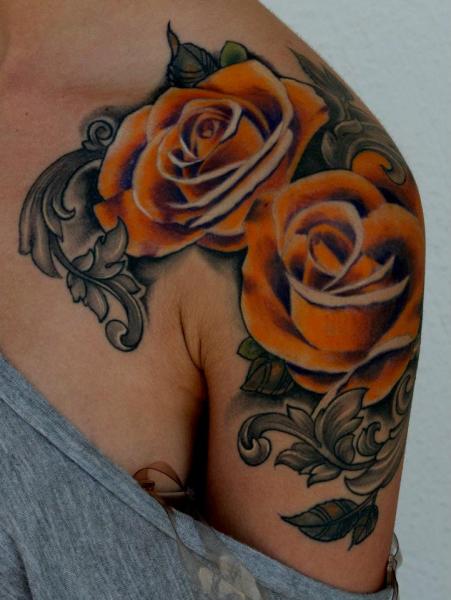 Tatuaje Hombro Realista Flor por Tim Mc Evoy