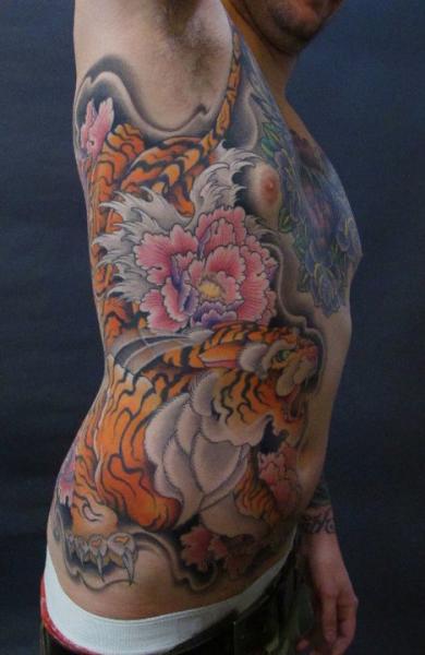 Tatuaje Flor Lado Japoneses Tigre por Tim Mc Evoy