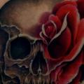 tatuaje Flor Cráneo Rosa por Tim Mc Evoy