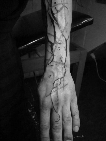 Tatuaje Brazo Dedo Dotwork por Kostek Stekkos