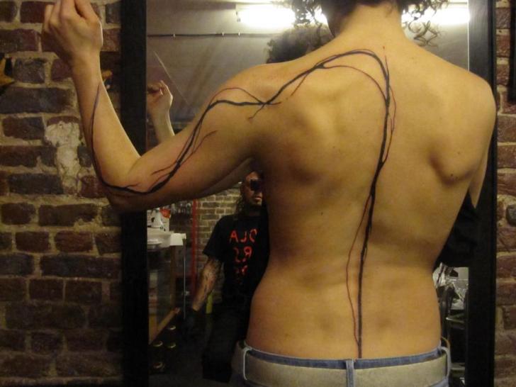Arm Rücken Linien Tattoo von Kostek Stekkos