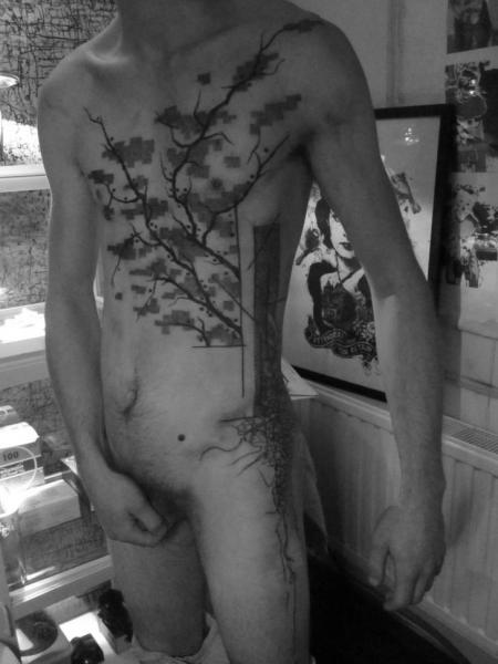 Brust Bein Seite Dotwork Baum Tattoo von Kostek Stekkos