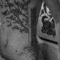 Brust Bein Seite Dotwork Baum tattoo von Kostek Stekkos